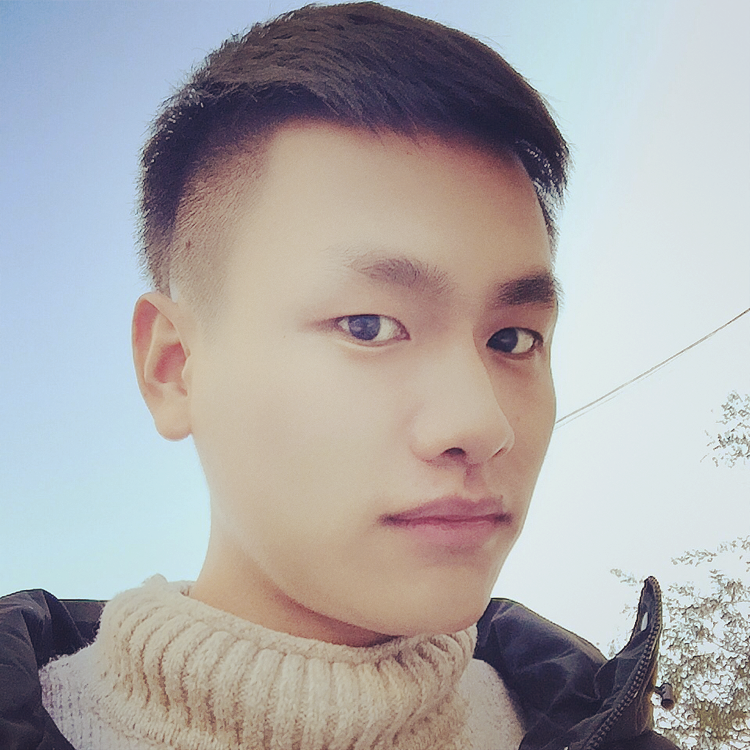 矮小挽手路人的照片