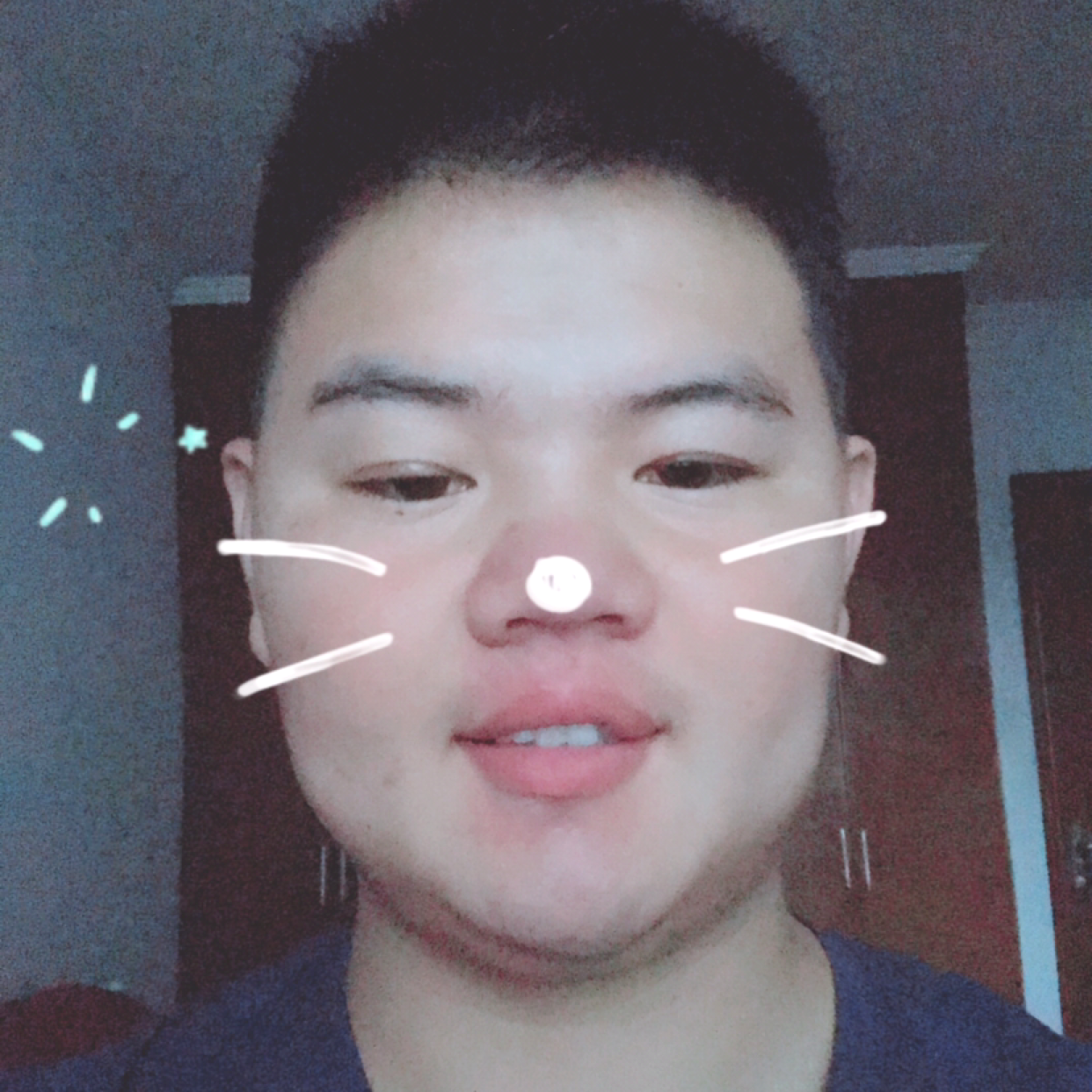 盼望深拥小巧的照片