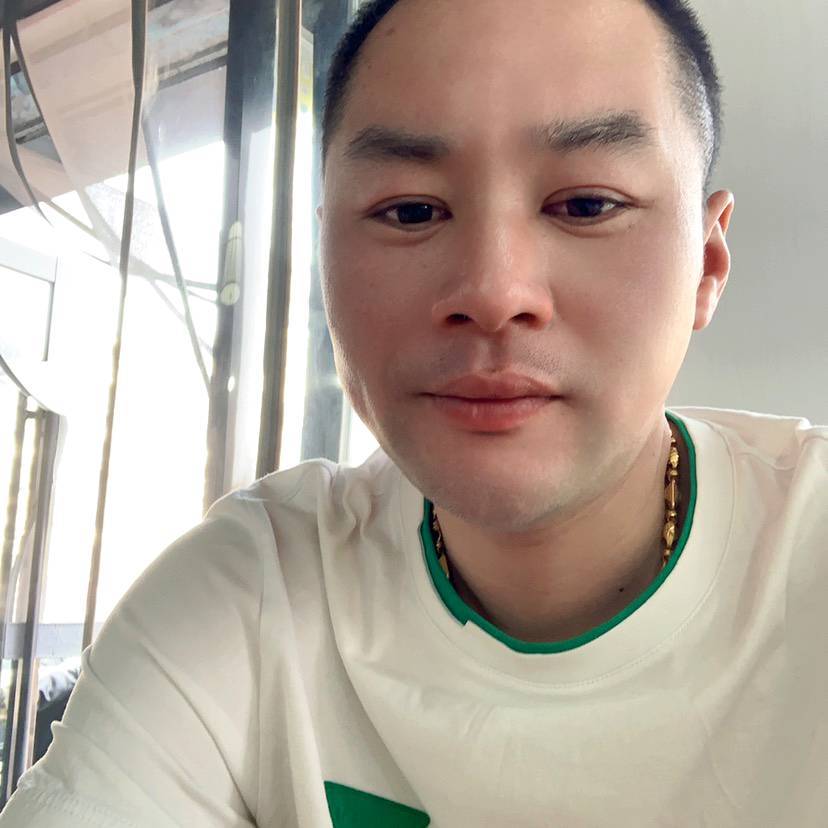 帅气浅吻小丸子的照片