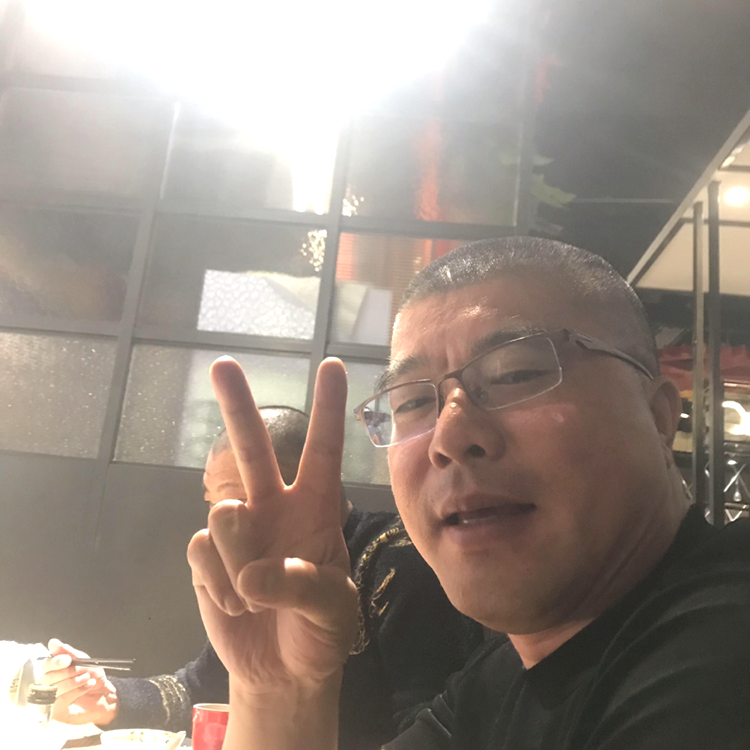 黑黑的男子汉的照片