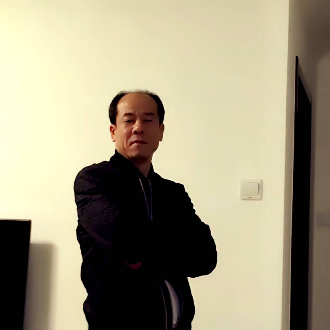 彩色挽手水影的照片