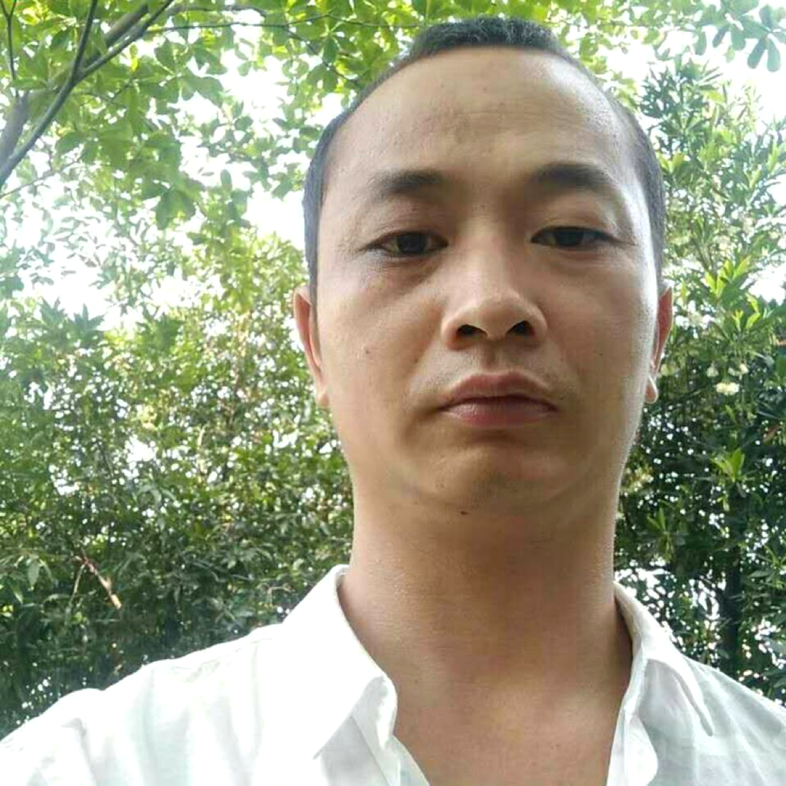 坚定苦恋电灯胆的照片