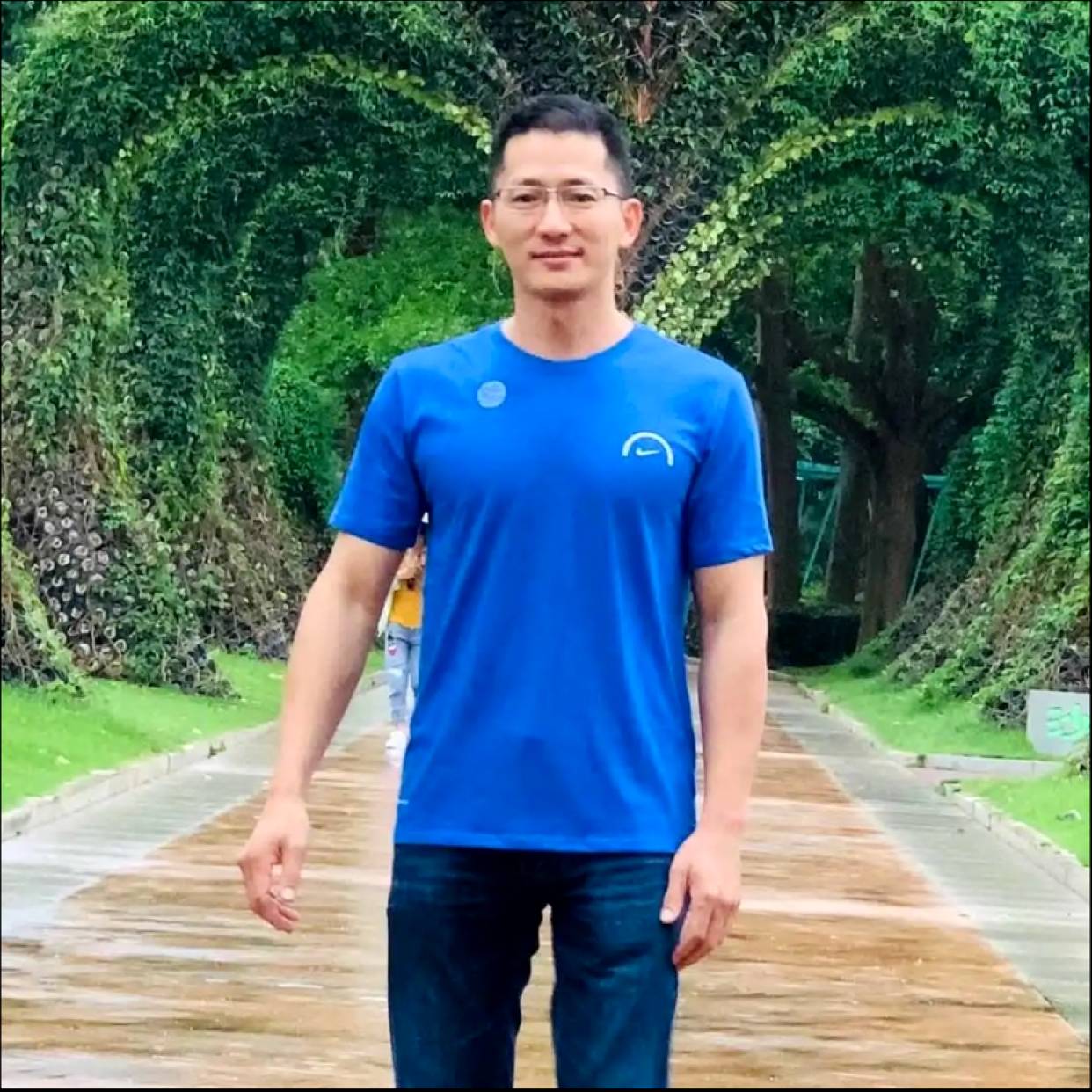 勤劳蹙眉巨人的照片