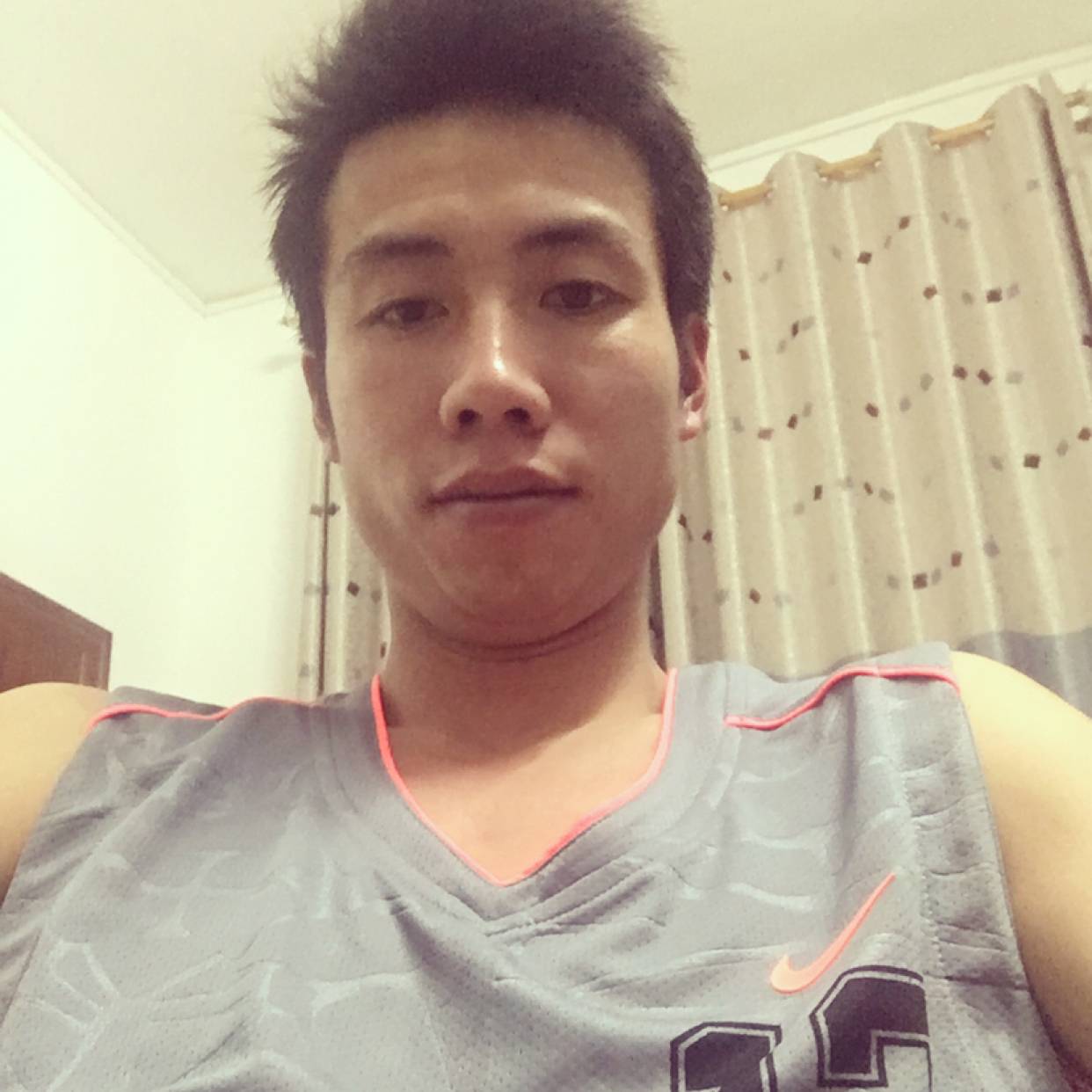 体贴凝眸帅哥的照片
