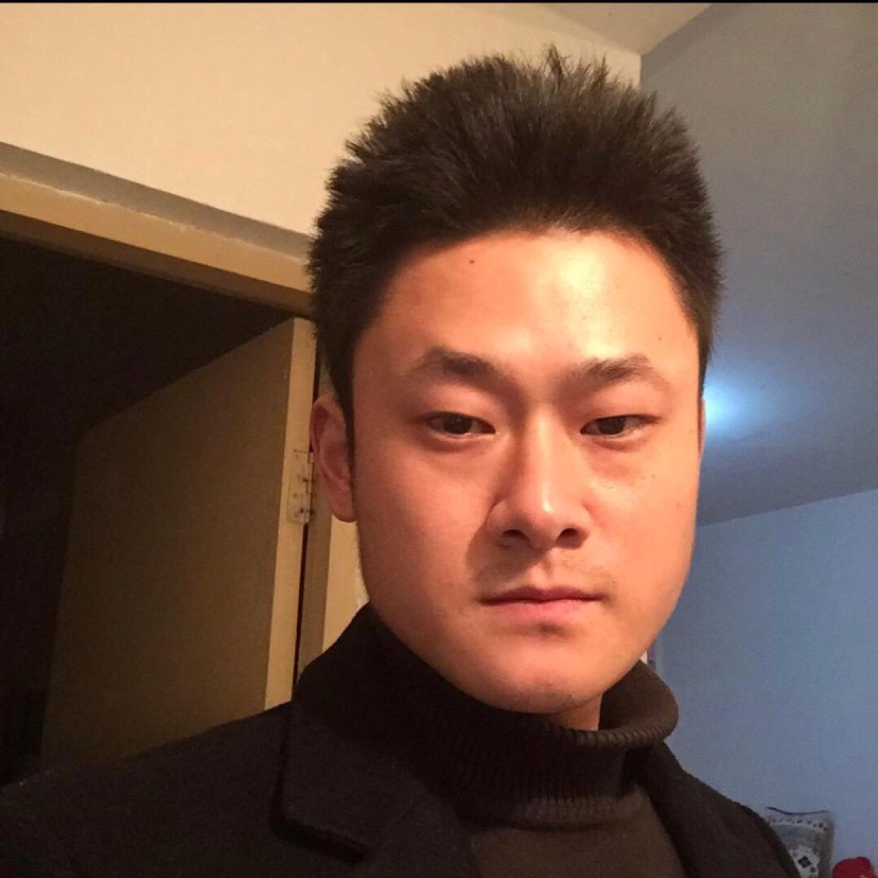 陌颜回眸调皮的照片
