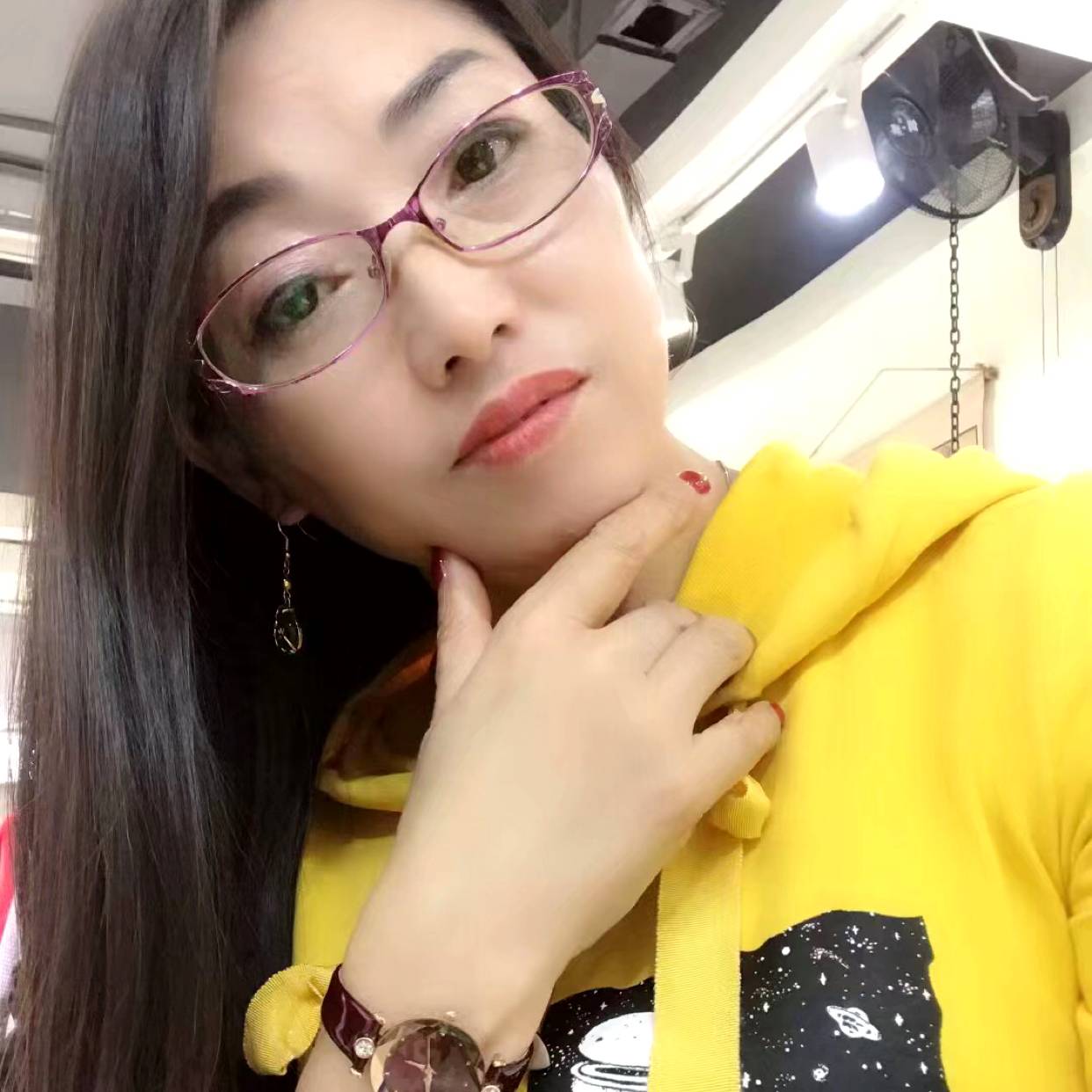 矜持的女人的照片