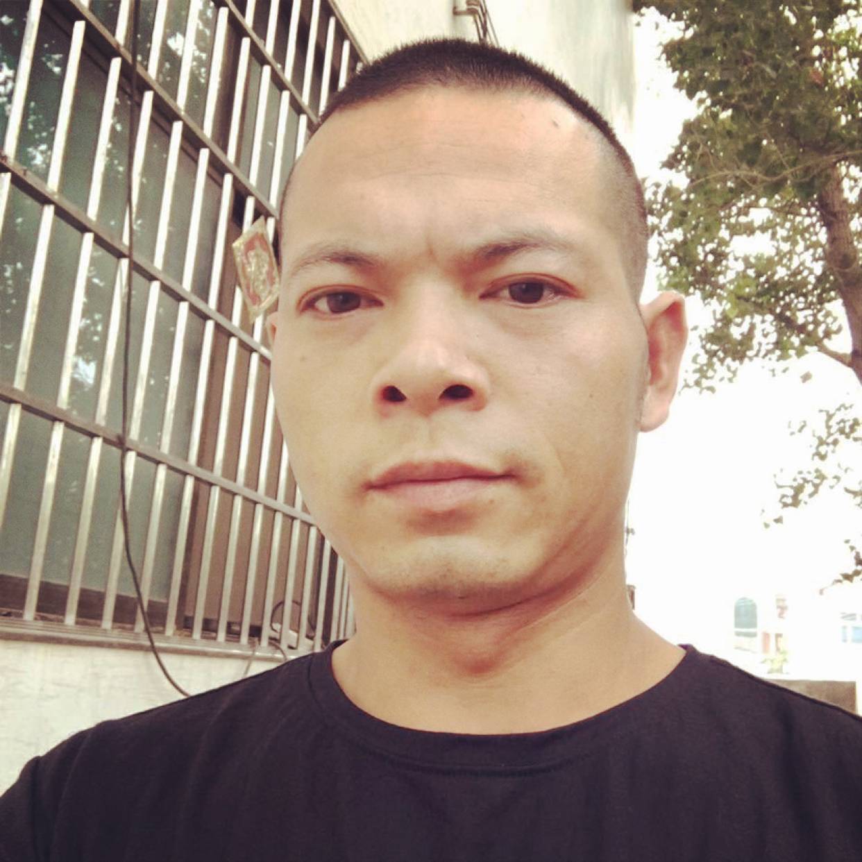 动听深拥手套的照片