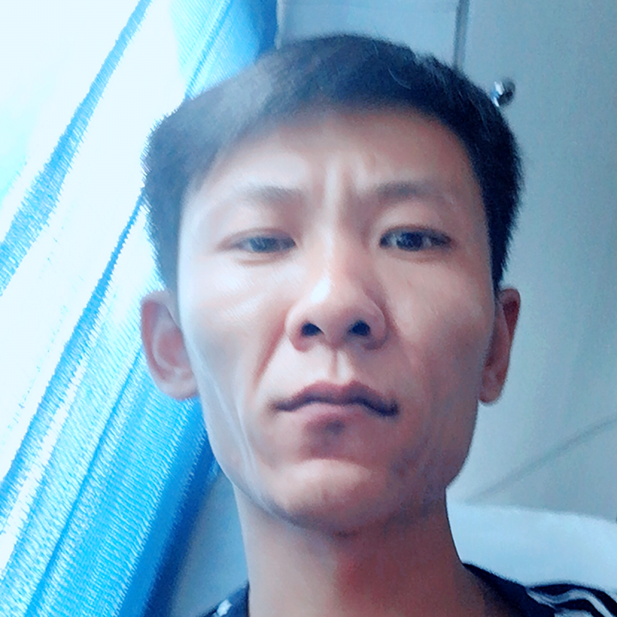 砖头拿震动的照片