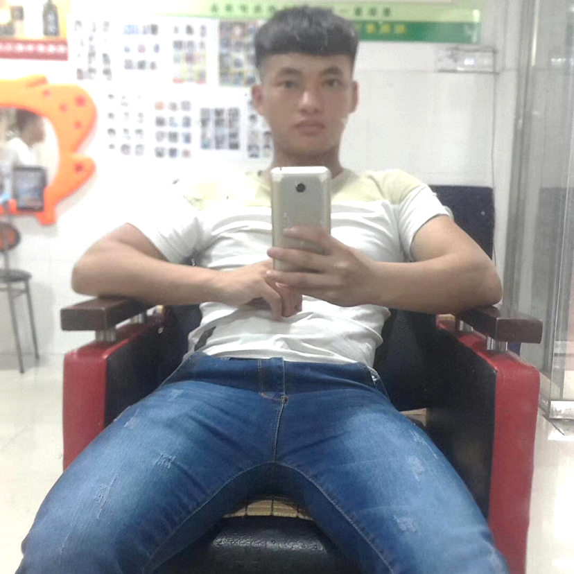 漠然深拥笑靥的照片