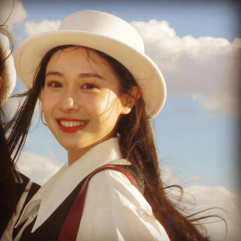 俭朴挽手小甜瓜的照片