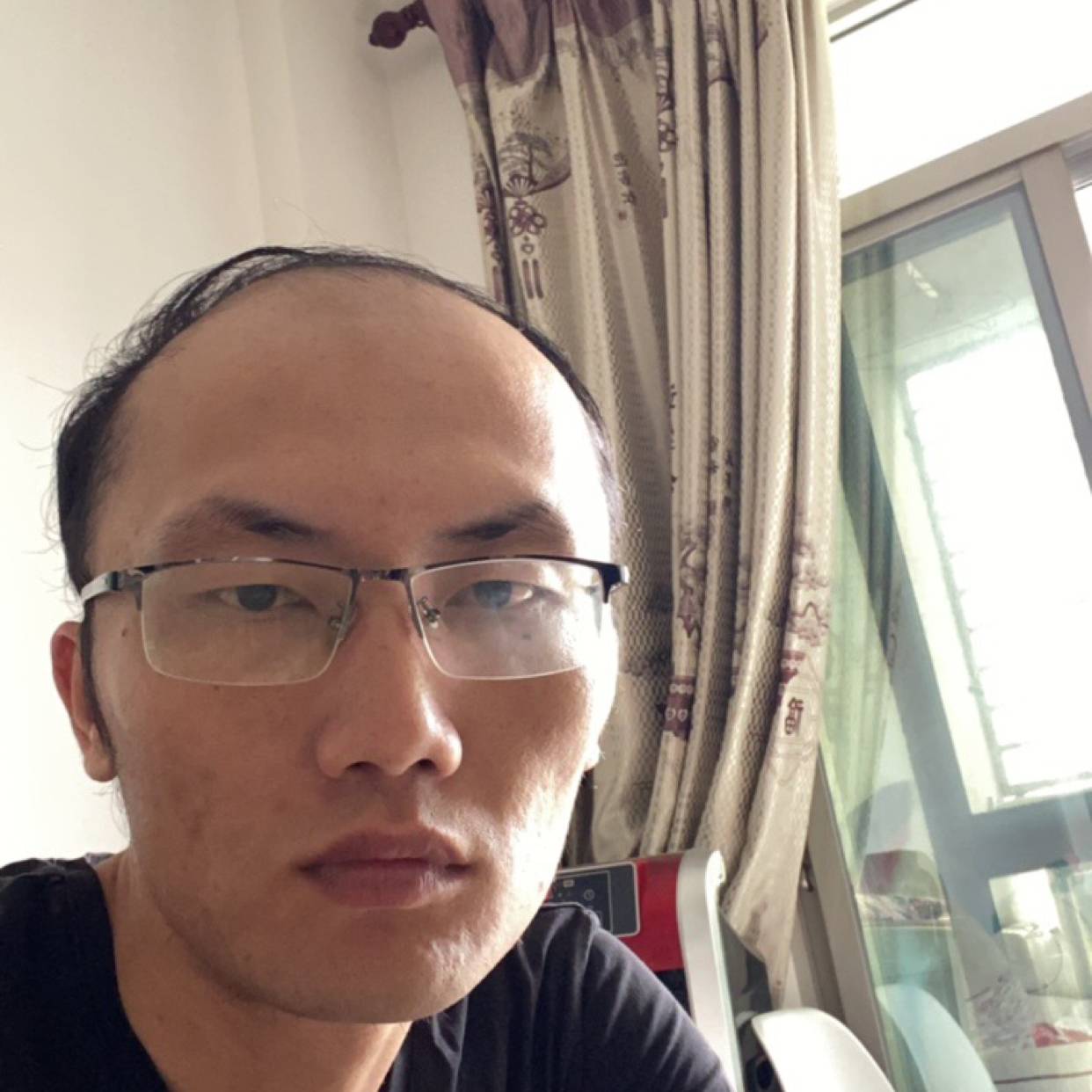深情迎柜子的照片