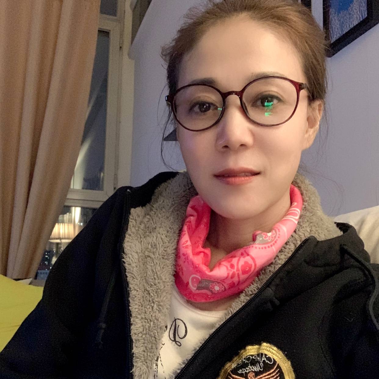 优雅深拥冷风的照片