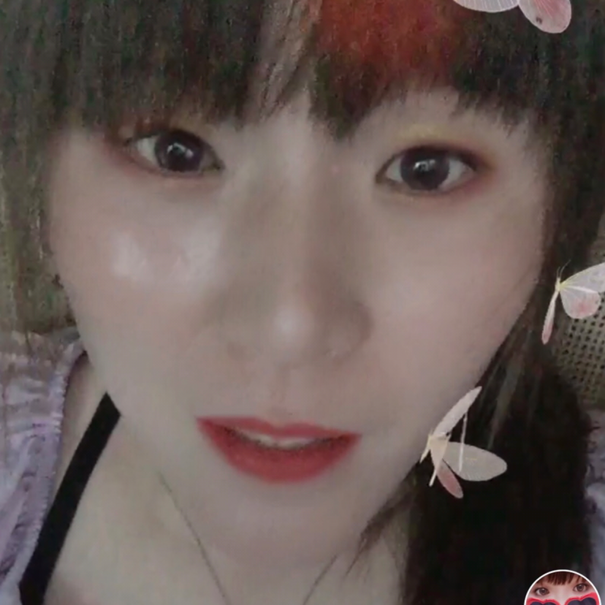 美女漠然的照片