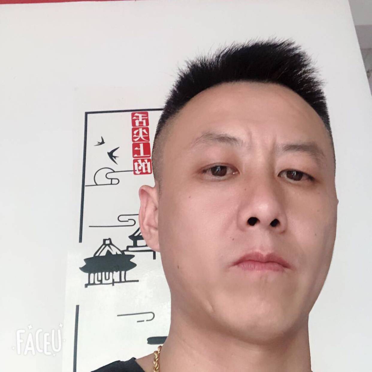 忧郁保卫书包的照片