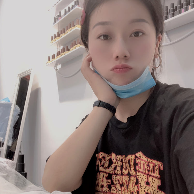 扛刀萝莉的照片