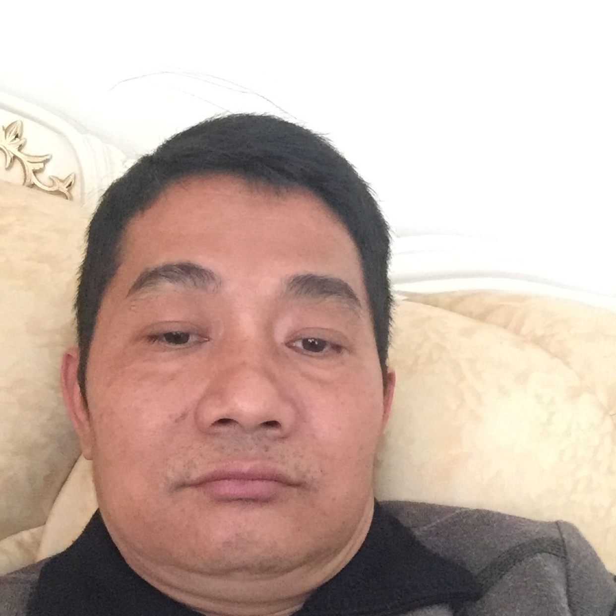 溪流挽手亲爱的的照片