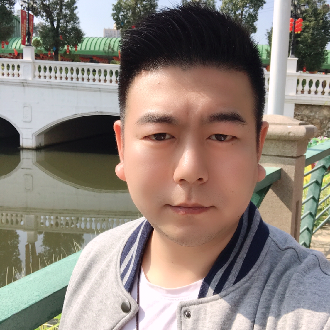 孤單等待路人的照片