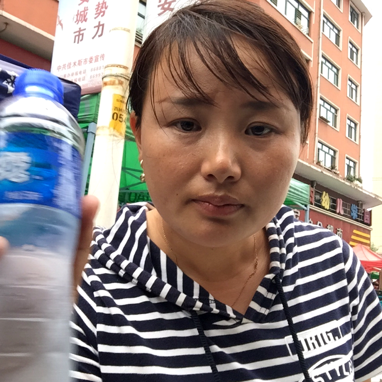 发嗲与电脑的照片