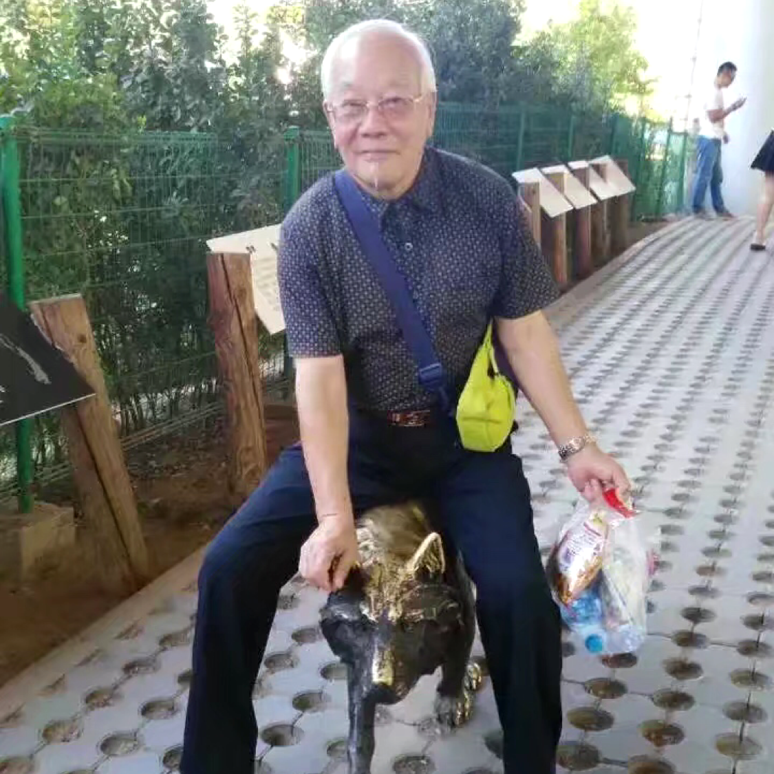 铁杵磨成针的照片