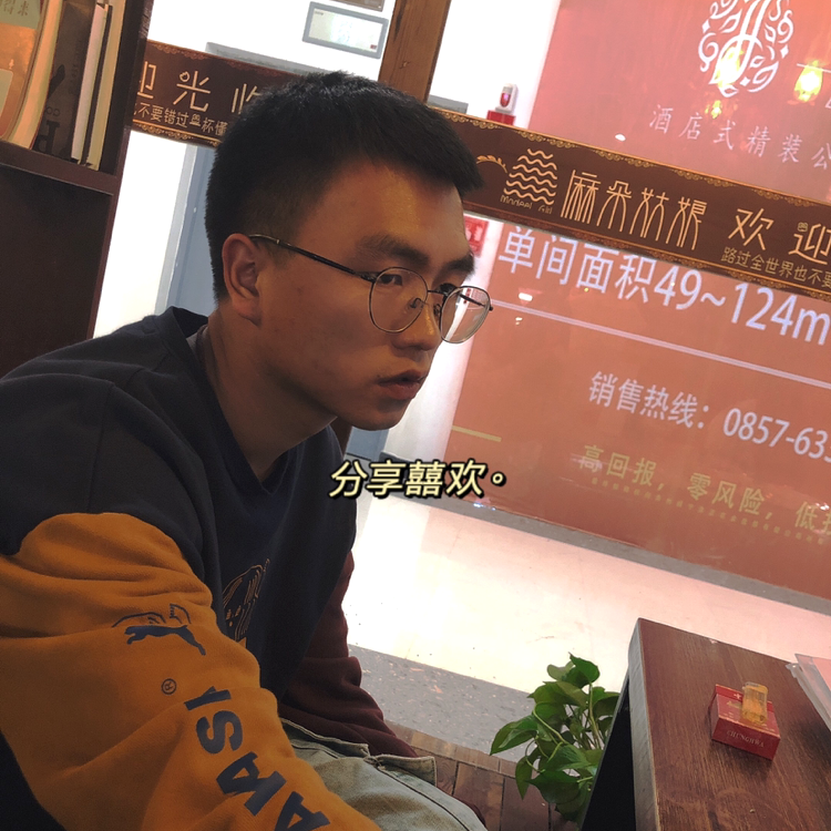 霓虹灯下花的照片