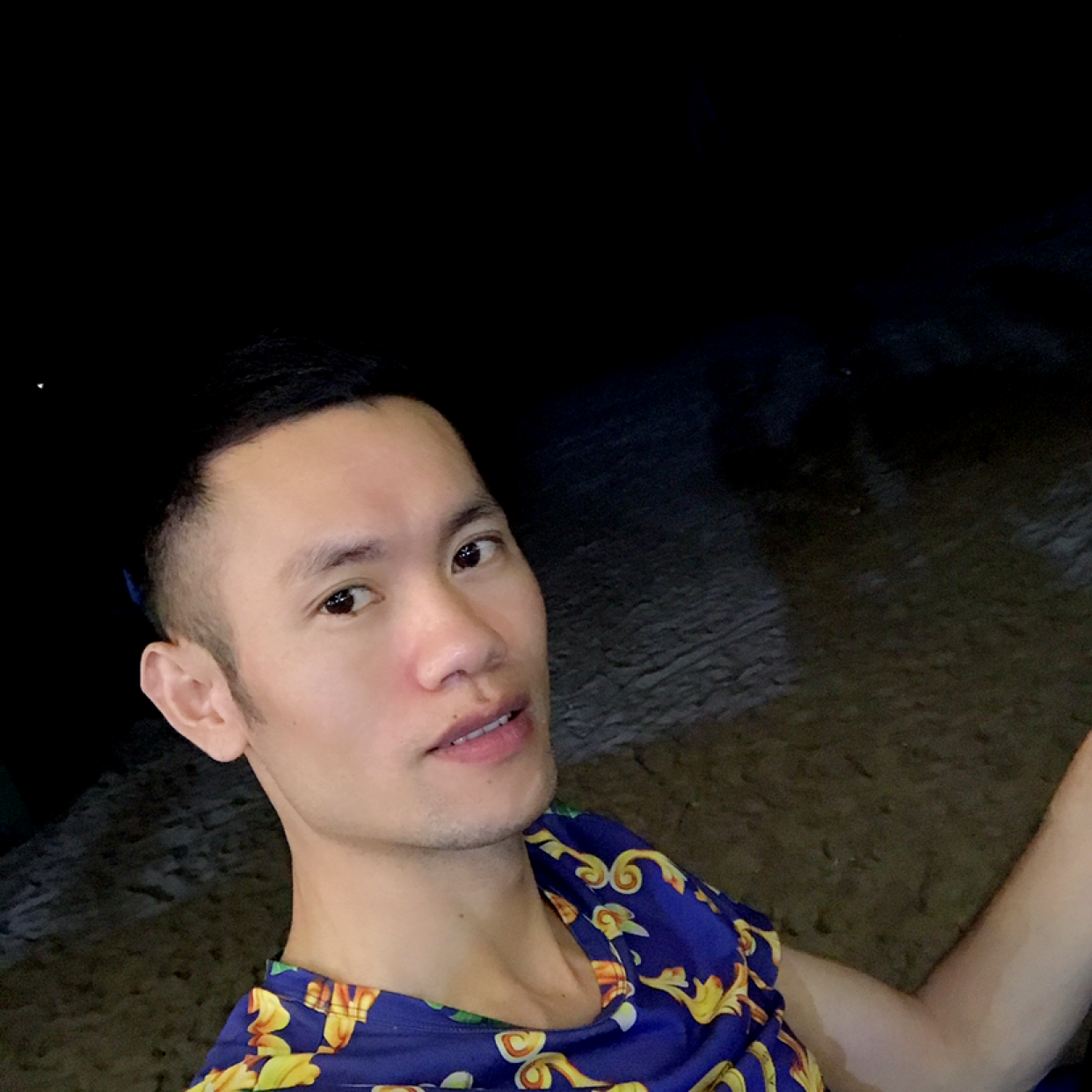 友好迎长颈鹿的照片