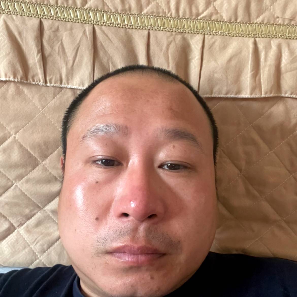 眼睛大深拥路人的照片