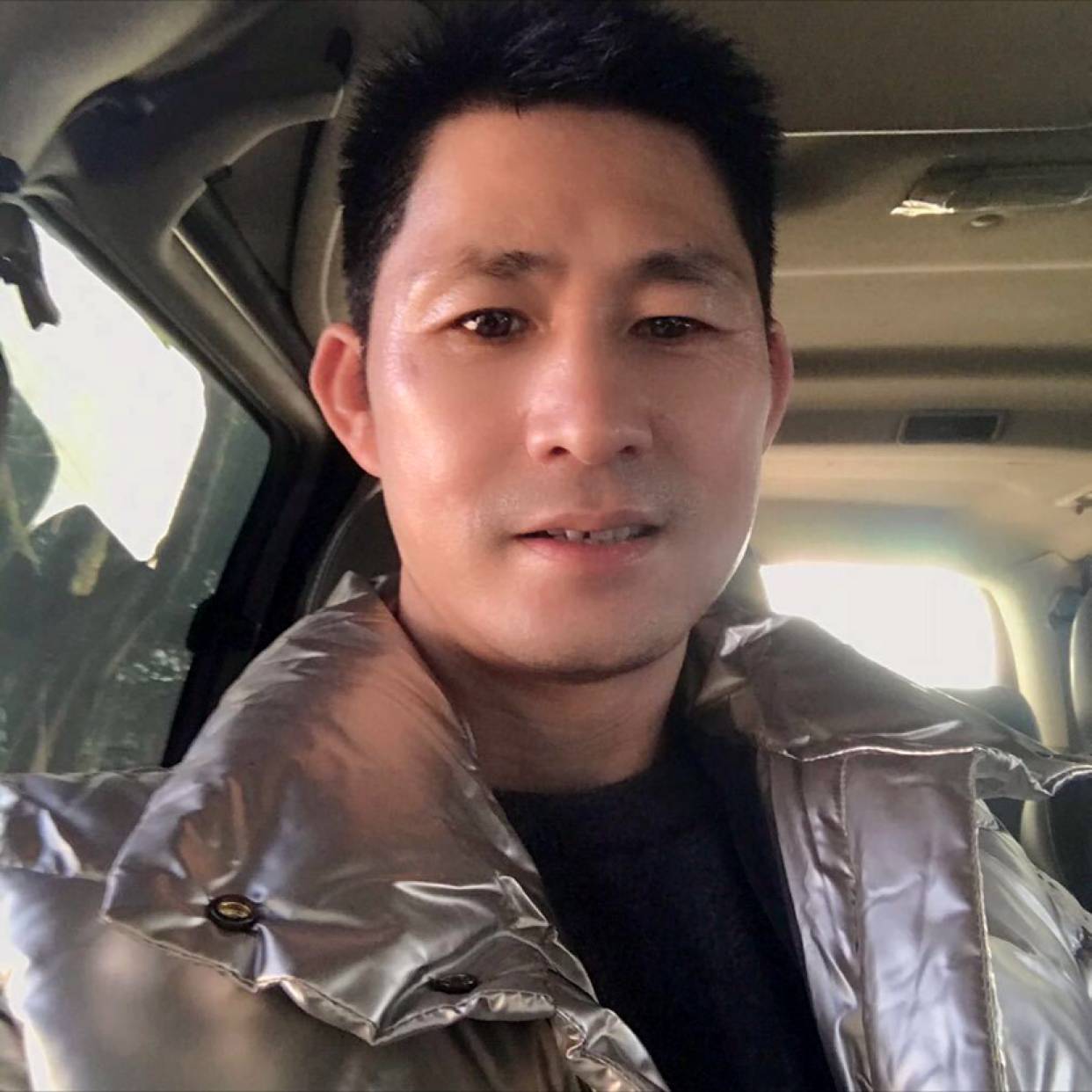 孤身男人的照片