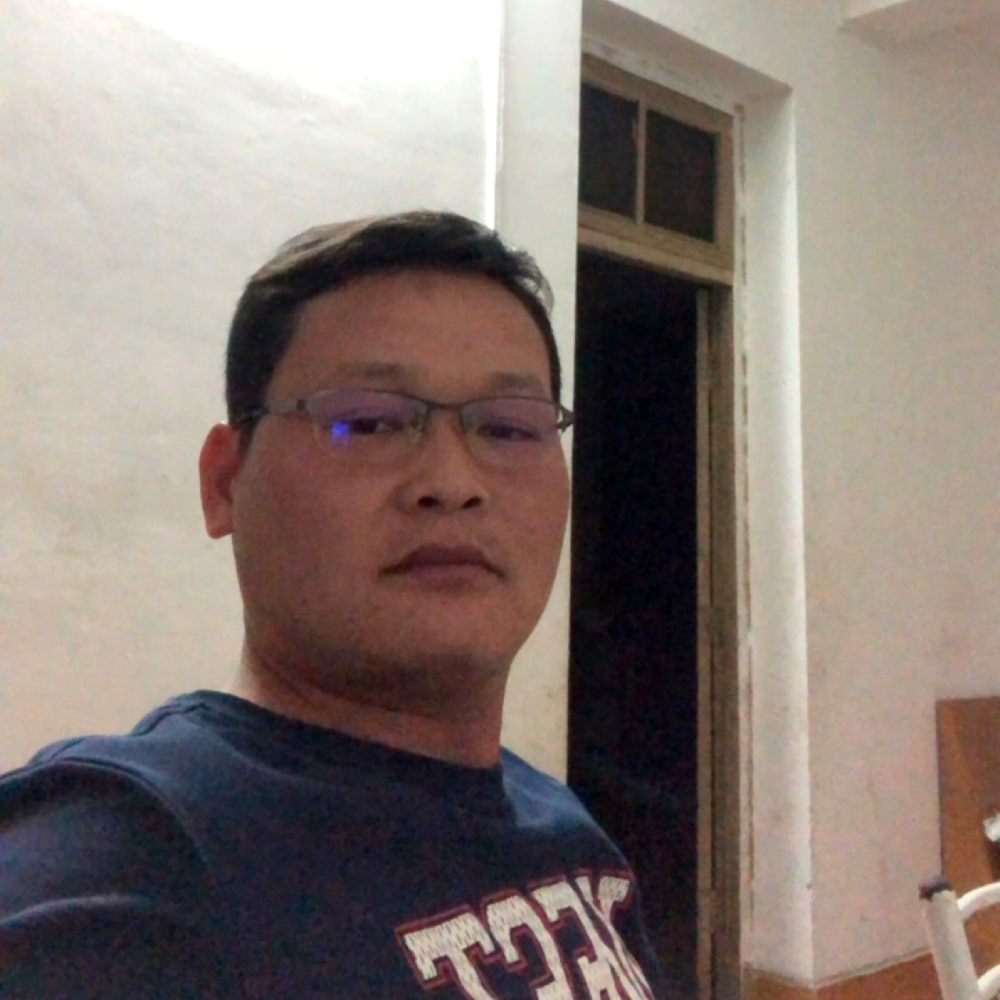 含糊浅吻唇彩的照片