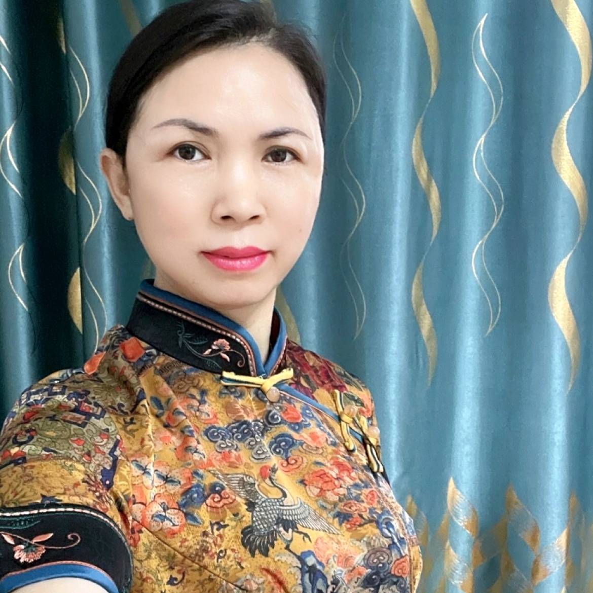 香水蹁跹年轻的照片