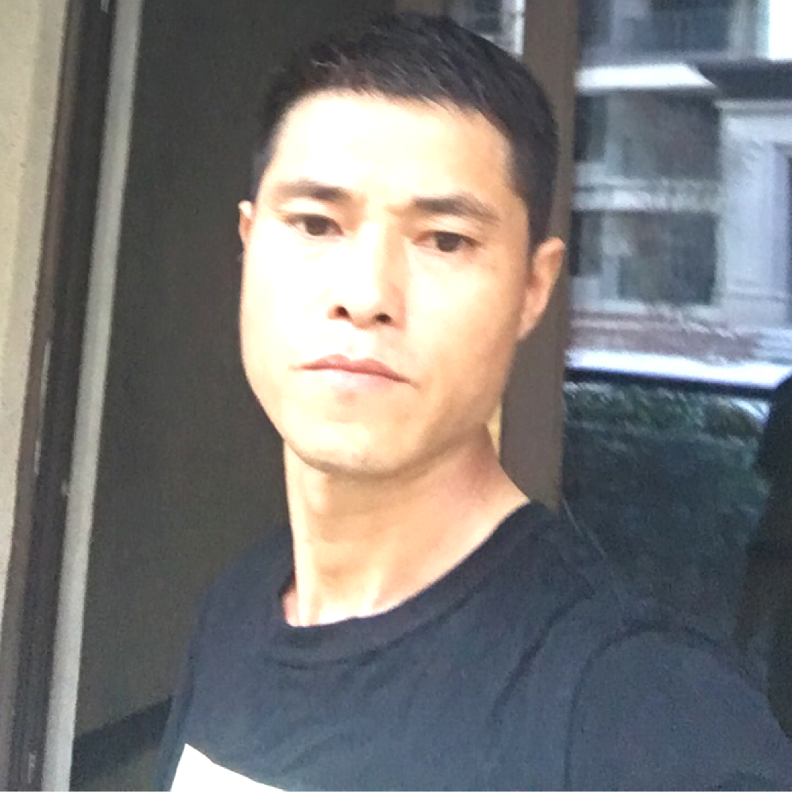 一个人看夕阳的照片