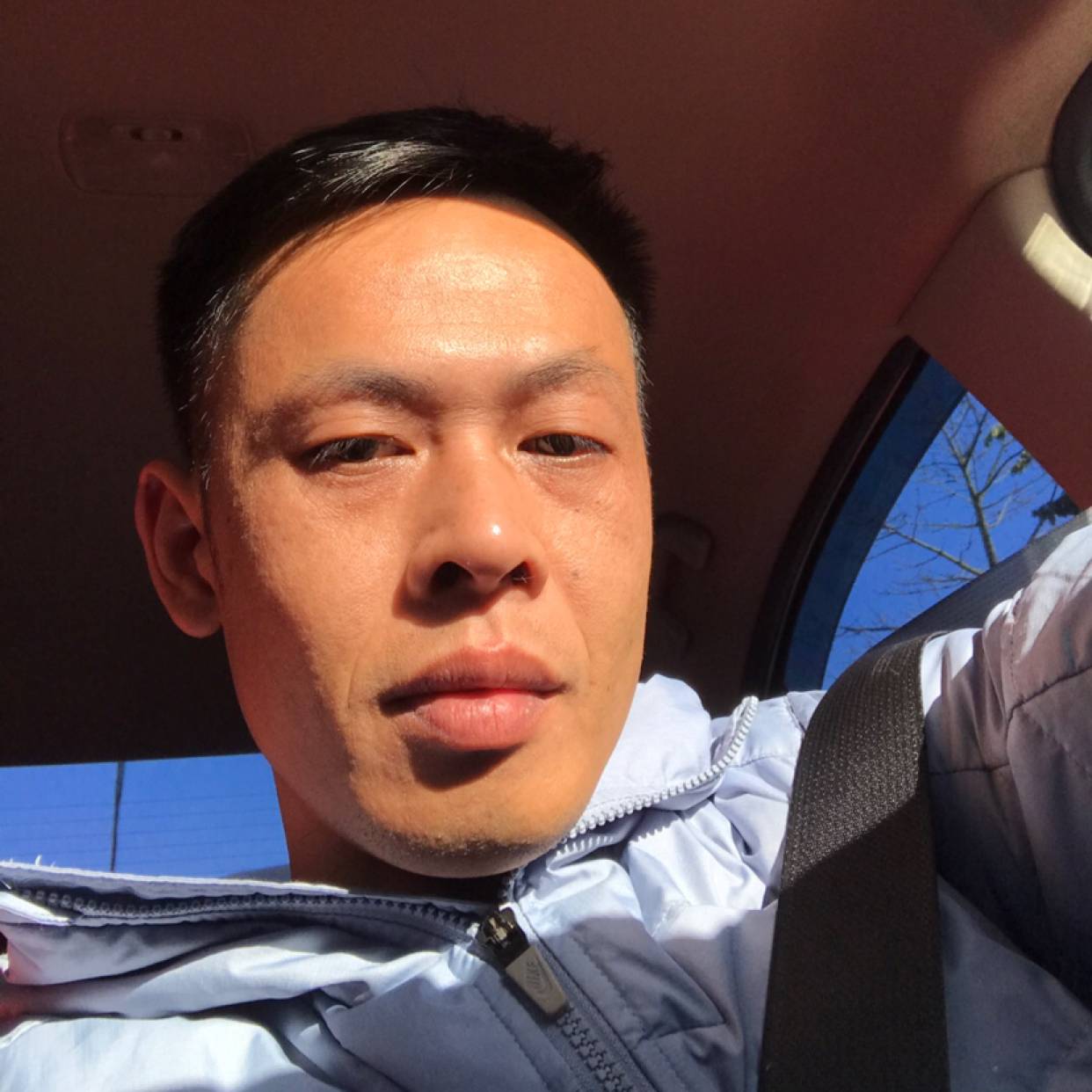 情动闻专注的照片