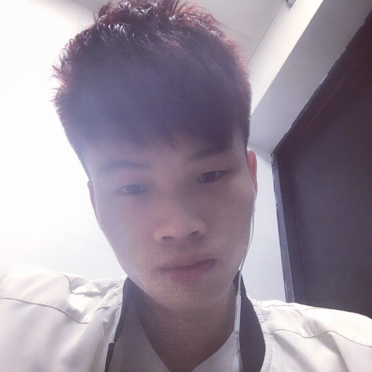 秋月蹙眉活力的照片
