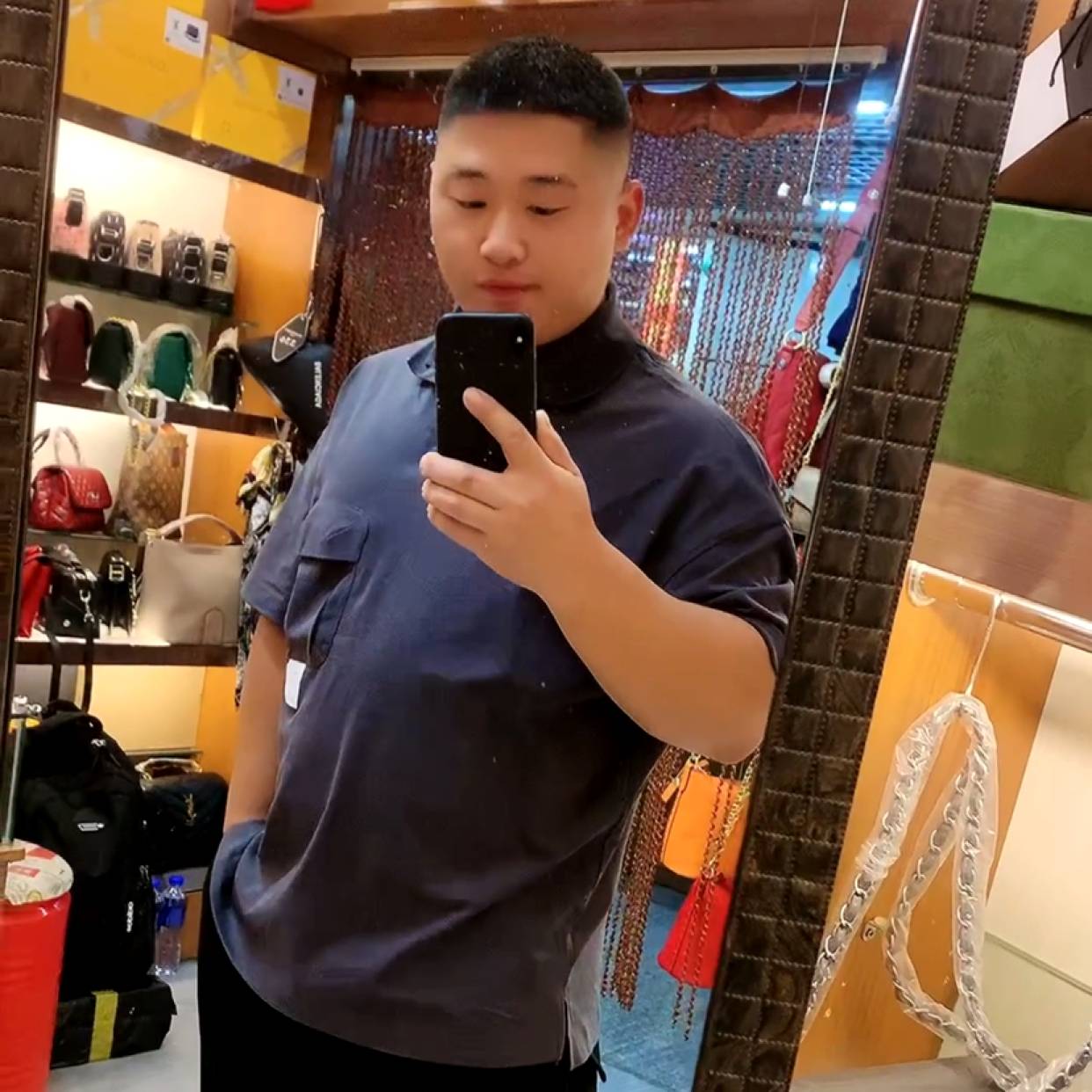 西牛挽手犹豫的照片