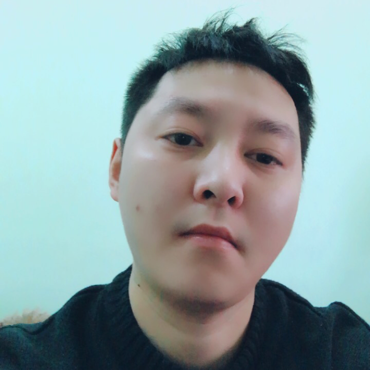 月下彼岸花的照片