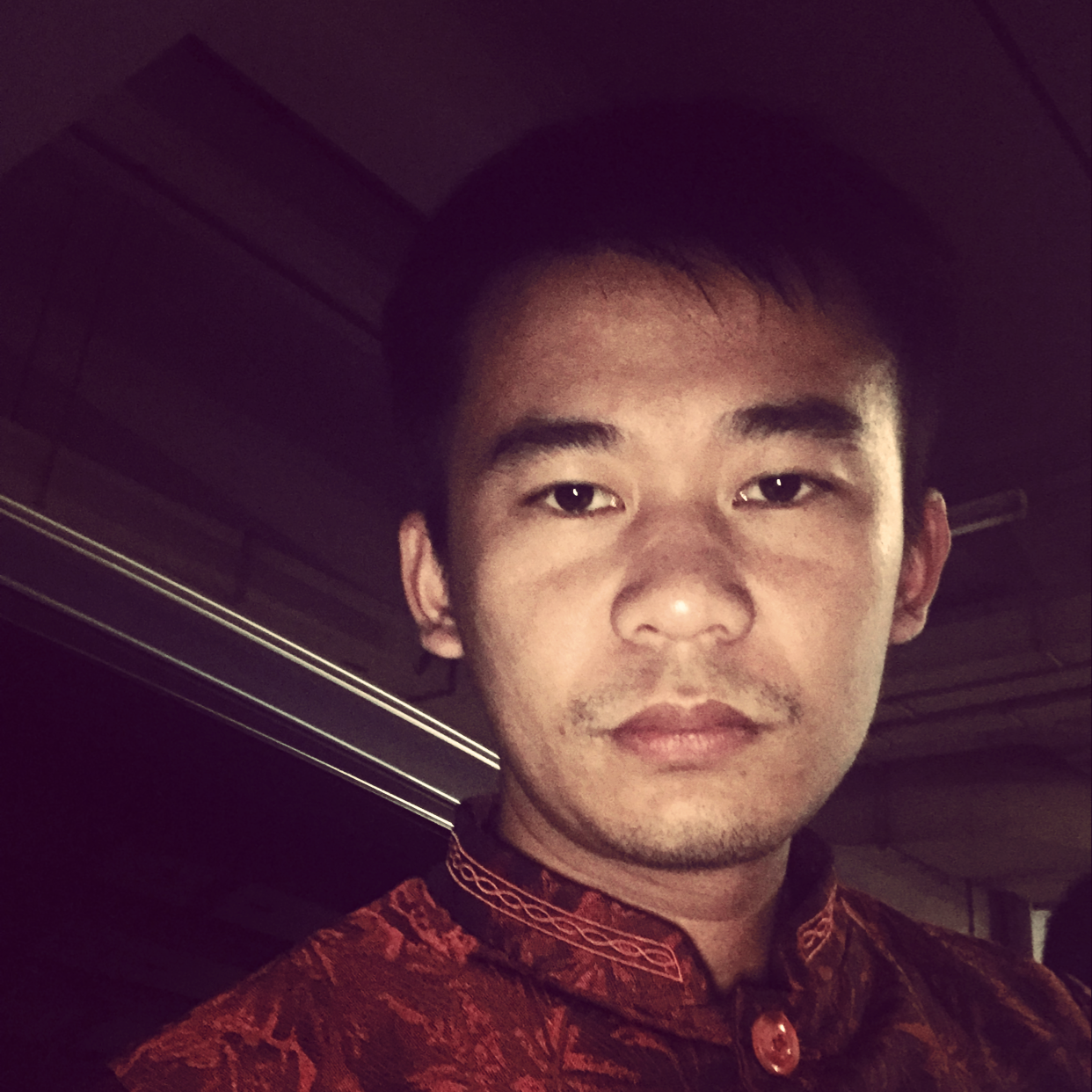 威武漫步衬衫的照片