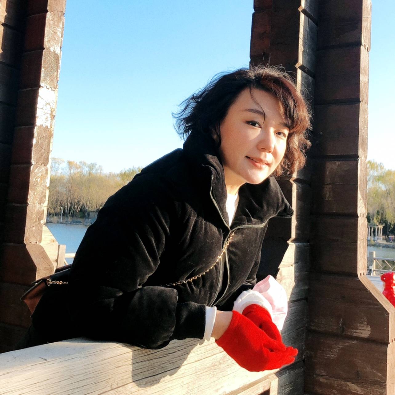 西装吃醋甜美的照片