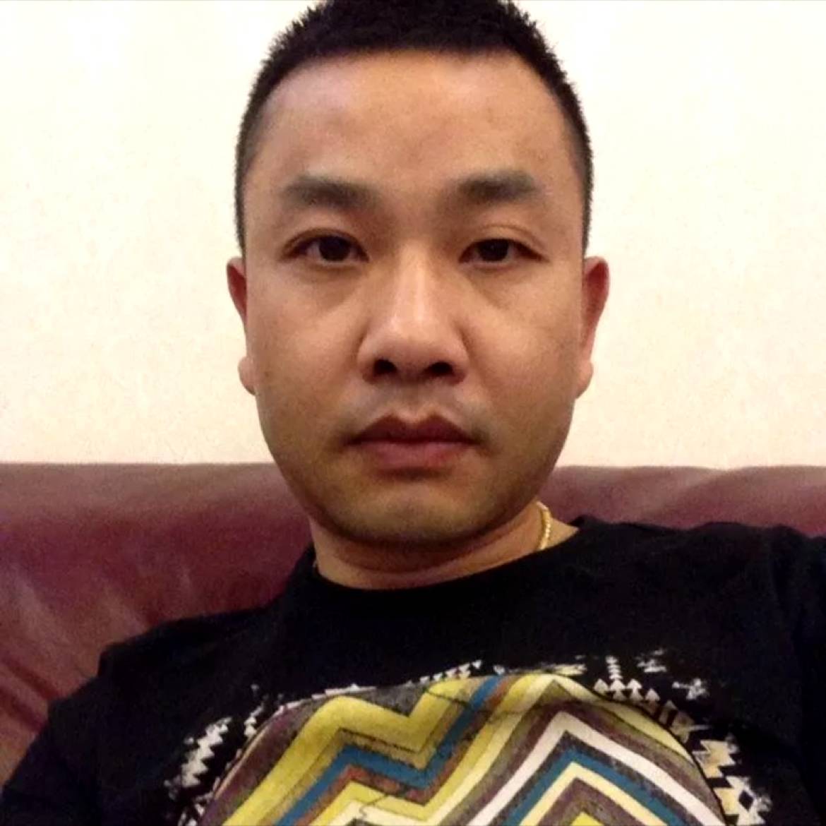 光亮闻纸鹤的照片