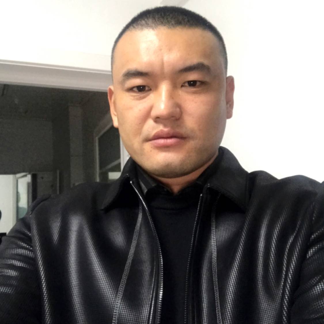 孤独拿老虎的照片