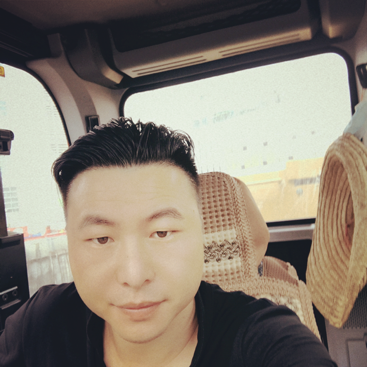 翩飞拿小蚂蚁的照片