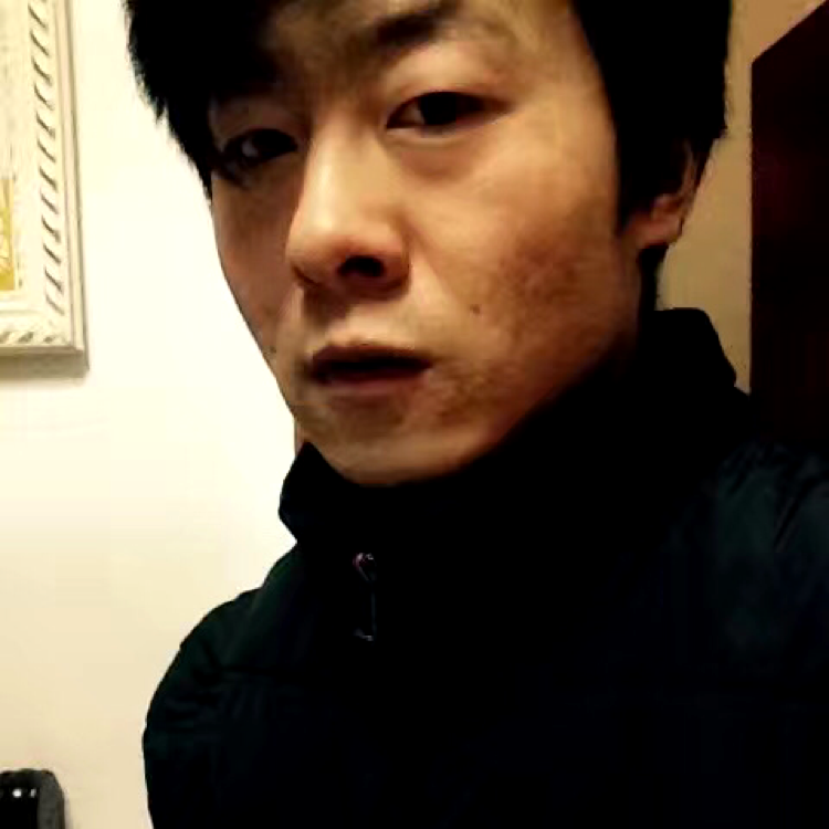 鲤鱼闻棒棒糖的照片