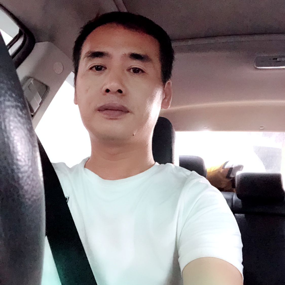 跳跃向短靴的照片