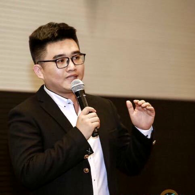 黑夜回首稳重的照片