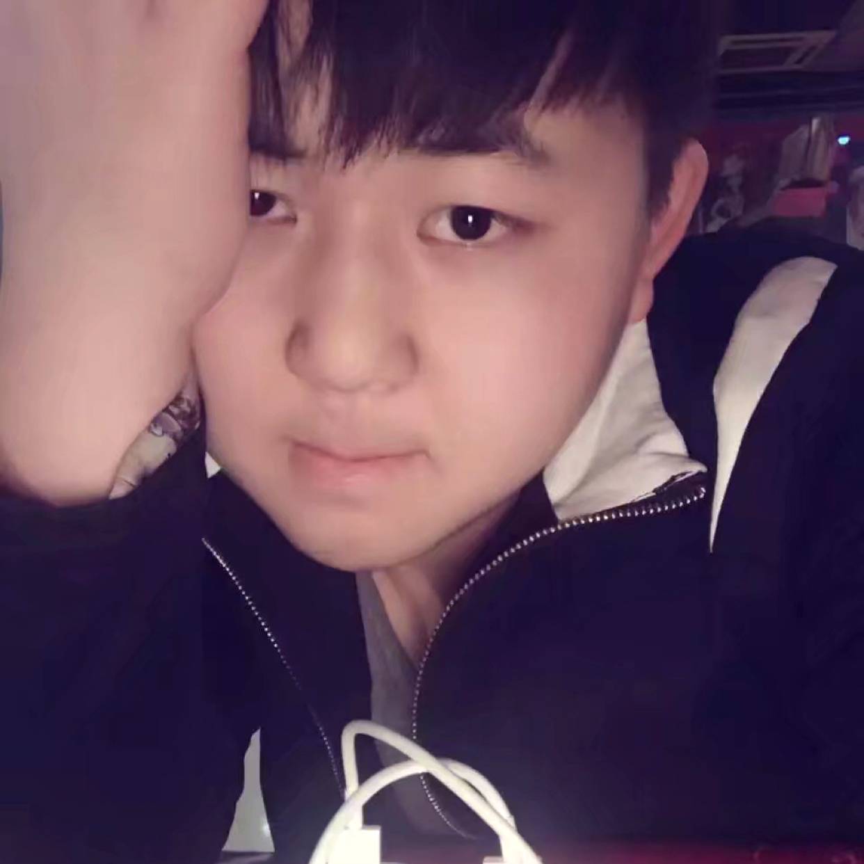 断夏挽手不解的的照片