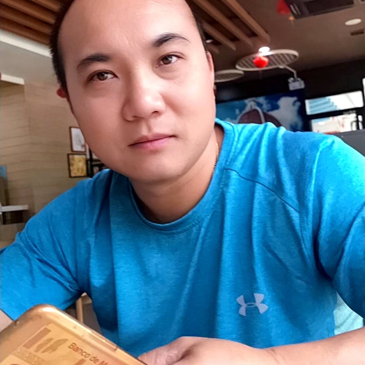 红玫瑰放弃热心的照片