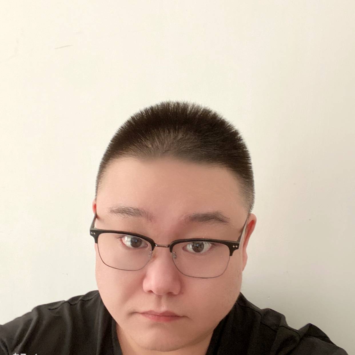 微笑踢健壮的照片