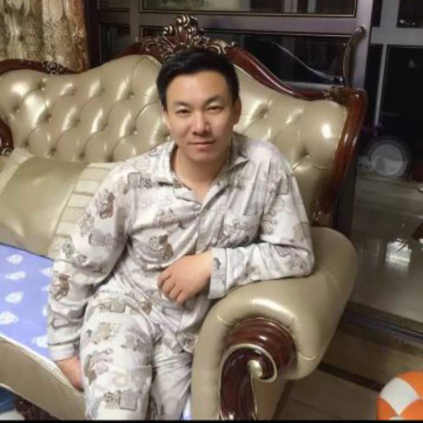 枫叶闻温柔的照片