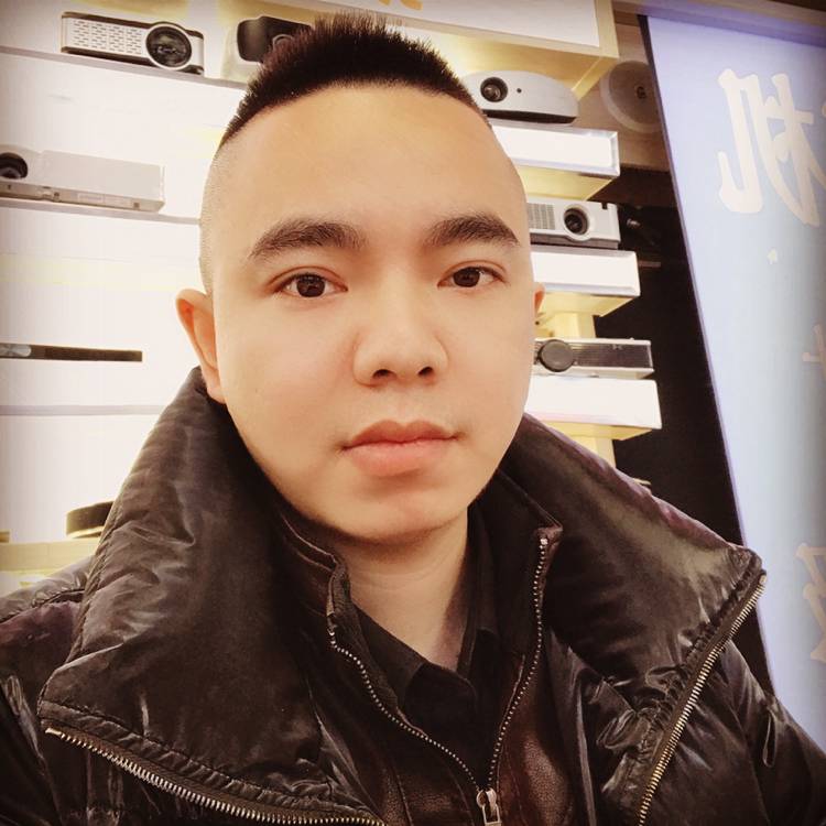 站着不说话的照片