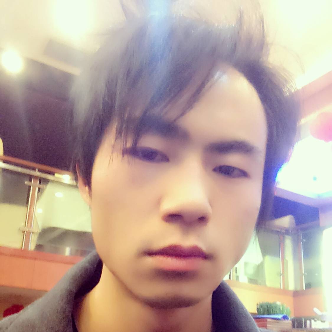 年轻漫步旧颜的照片