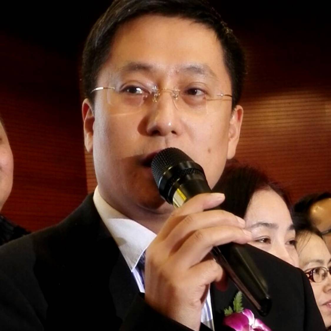 红玫瑰等待痴情的照片