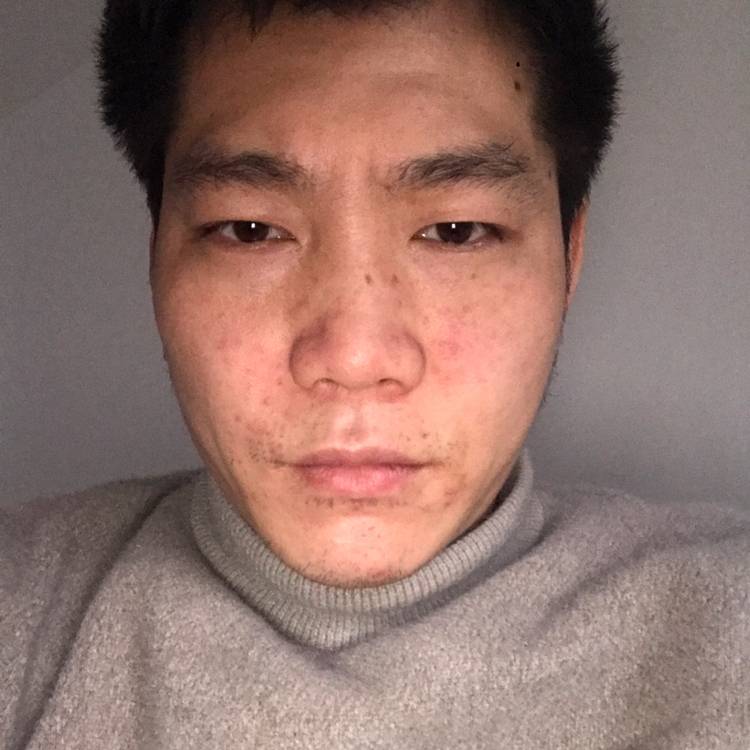 温暖闻红酒的照片
